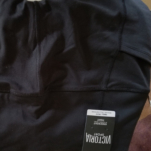 Small KnockOut Leggings With Outer Side Pockets - Picture 3 of 4